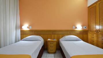 Minibar, escritorio, wifi gratis y ropa de cama