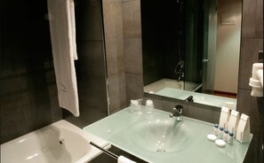 Bathtub, free toiletries, hair dryer, bidet - Hotel Europa (Utebo)