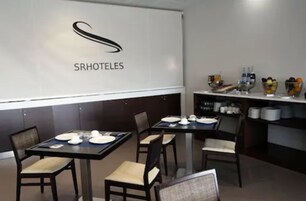 Desayuno buffet diario (EUR 11.80 por persona)