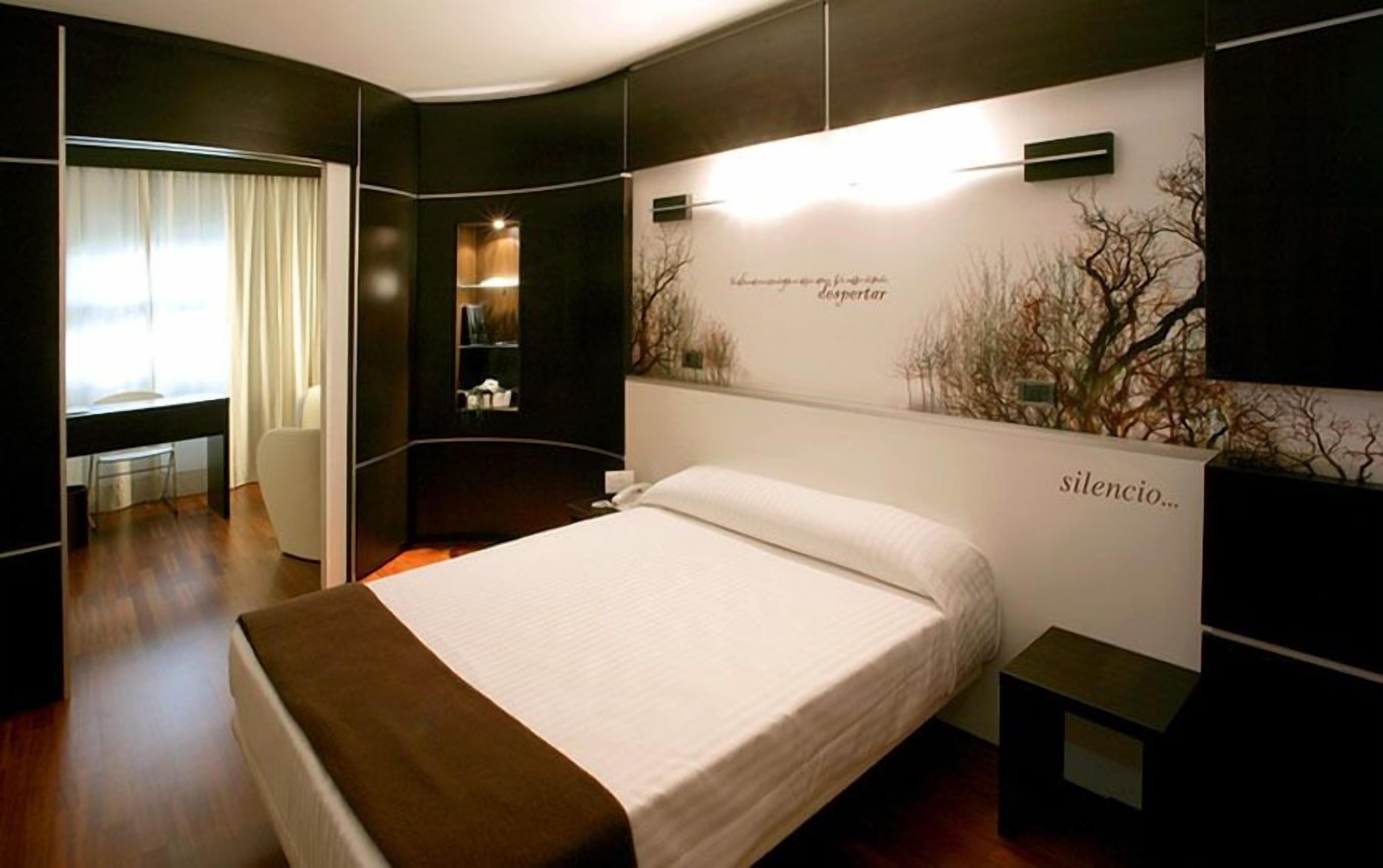 In-room safe, desk, laptop workspace, soundproofing