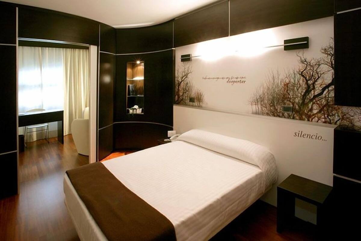 In-room safe, desk, laptop workspace, soundproofing