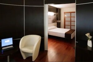 Caja de seguridad en la habitación y escritorio 