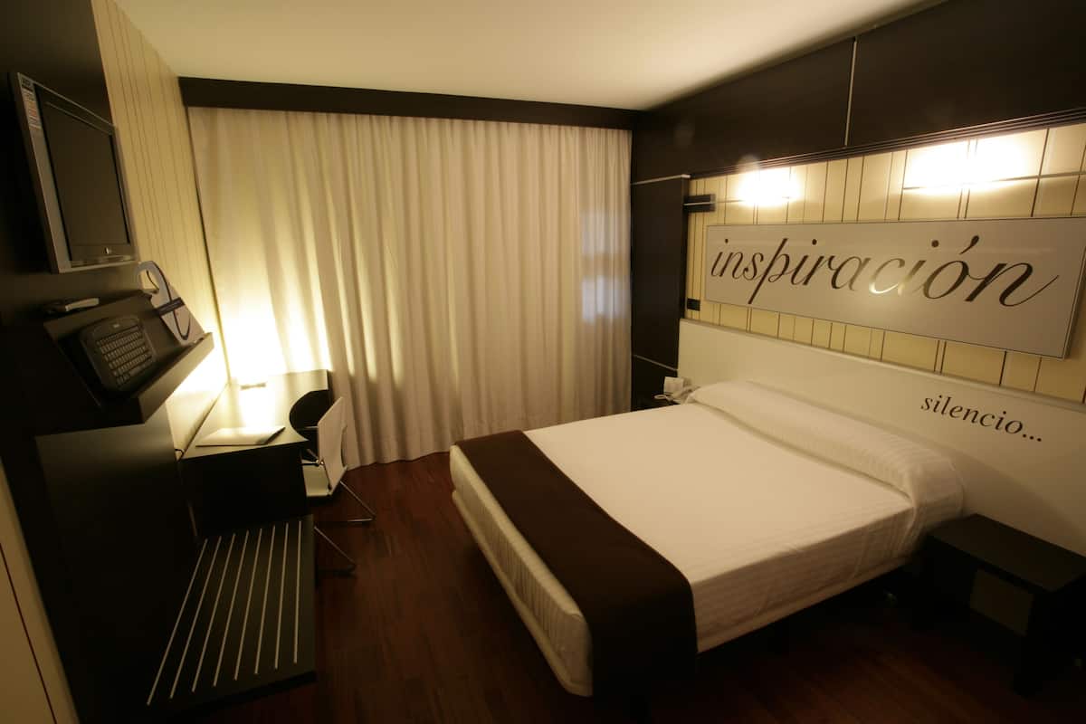 1 bedroom, in-room safe, desk, laptop workspace