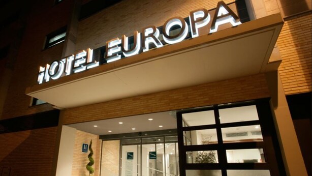 A hotel entrance with a sign reading "HOTEL EUROPA". - Hotel Europa (Utebo)