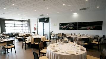 Serveert ontbijt, lunch en diner