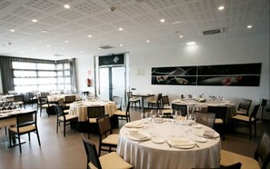 Serveert ontbijt, lunch en diner