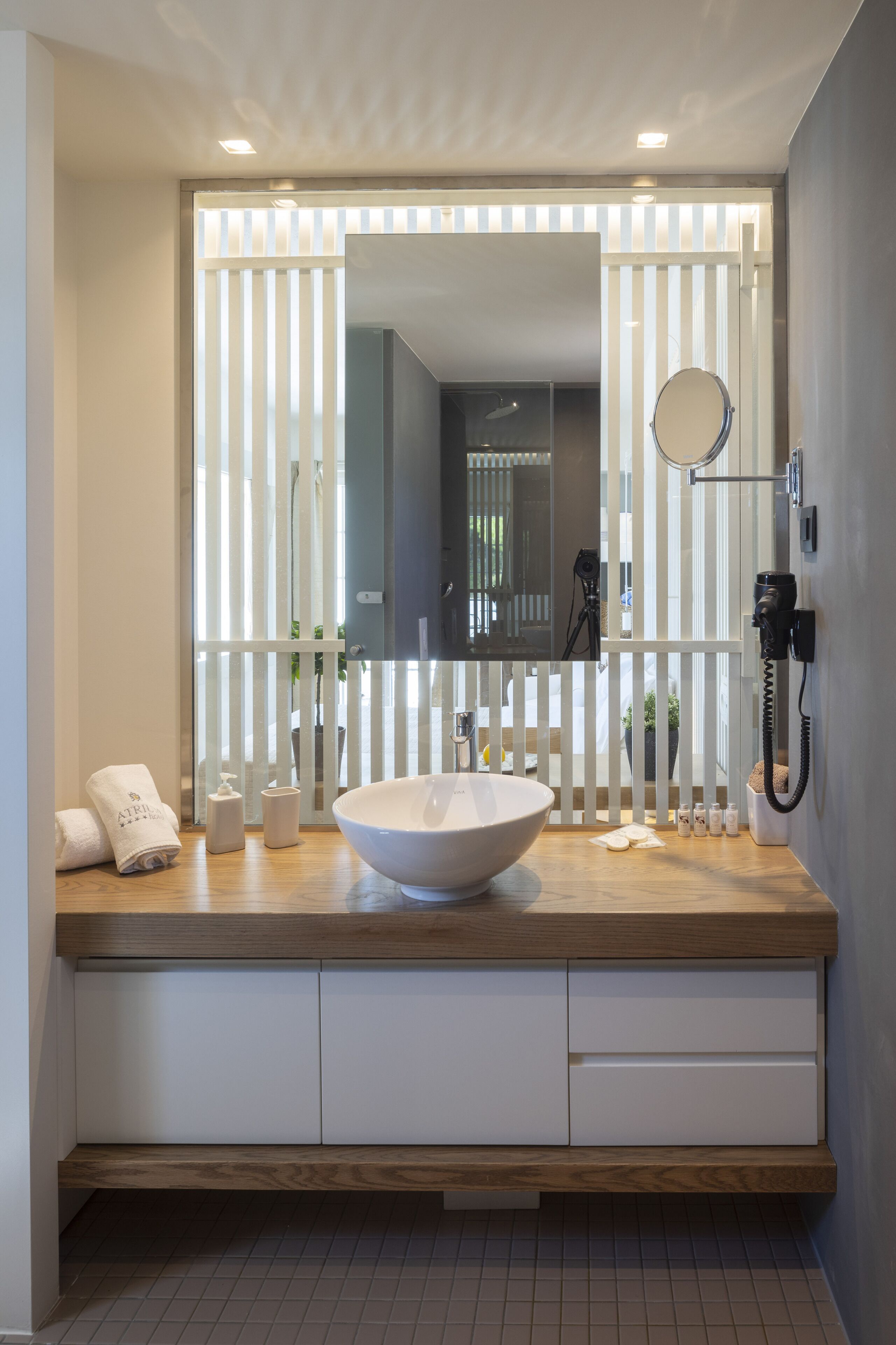 rainfall showerhead, free toiletries, hair dryer, towels