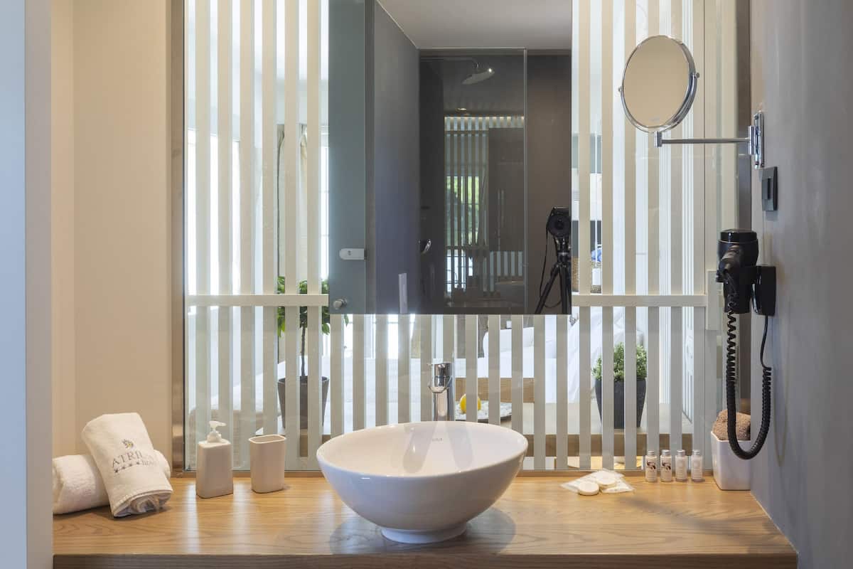 rainfall showerhead, free toiletries, hair dryer, towels