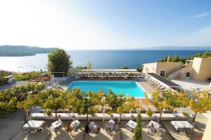 2 restaurantes, se sirve desayuno