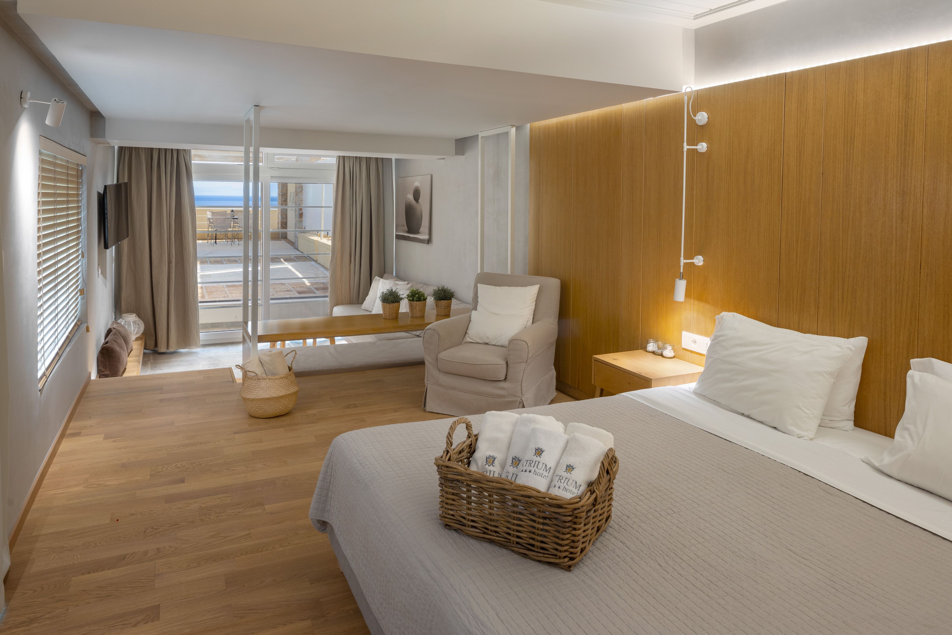 Hypo-allergenic bedding, in-room safe, free WiFi, bed sheets