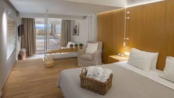 Hypo-allergenic bedding, in-room safe, free WiFi, bed sheets