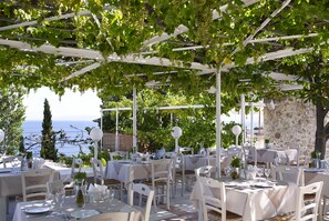 Outdoor pool, open 9:30 AM to 6:30 PM, pool umbrellas, sun loungers - Atrium Hotel (Skiathos)