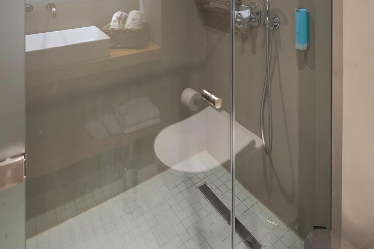 Pancuran hujan, perlengkapan mandi gratis, pengering rambut, dan handuk