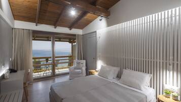 Deluxe Room, Sea View | 1 bedroom, hypo-allergenic bedding, in-room safe, free WiFi