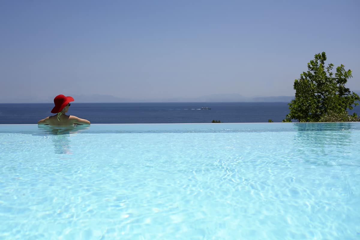 Studio Suite Junior, pemandangan laut | Kolam renang outdoor | Kolam renang outdoor, dengan payung kolam renang dan kursi berjemur