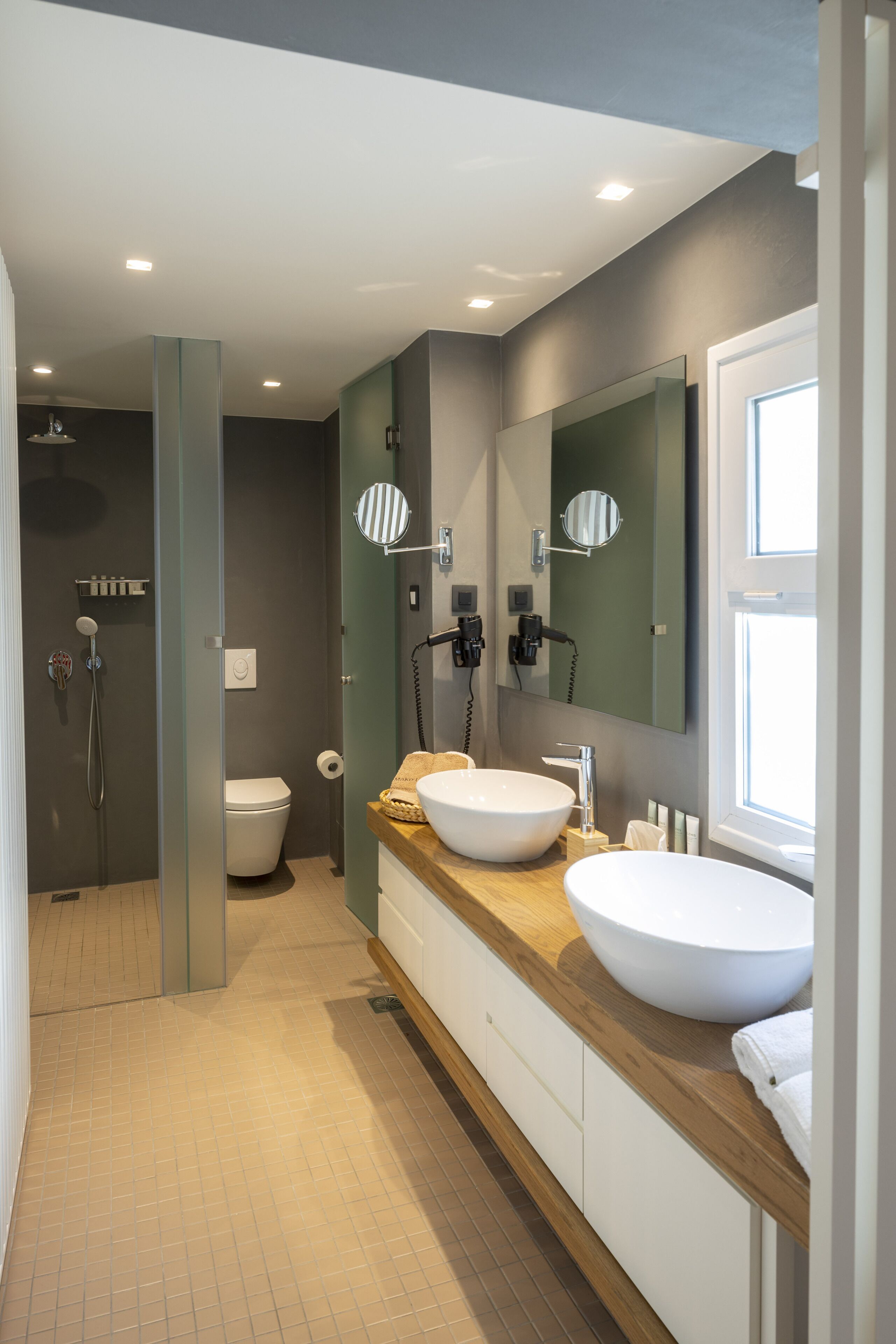 rainfall showerhead, free toiletries, hair dryer, towels