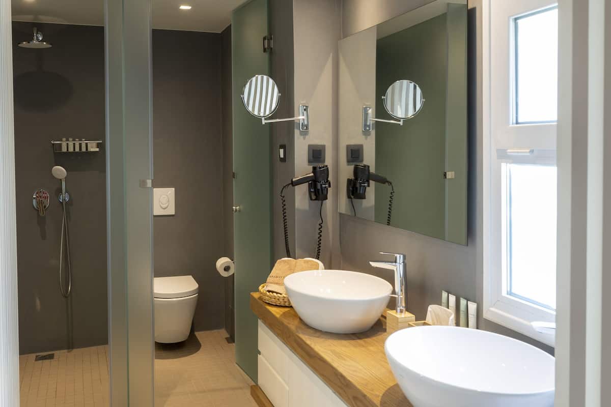 rainfall showerhead, free toiletries, hair dryer, towels