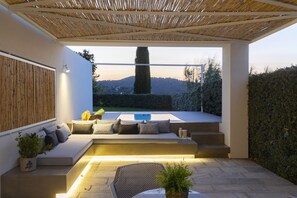 Rom – superior, massasjebadekar, hageområde | Terrasse/patio