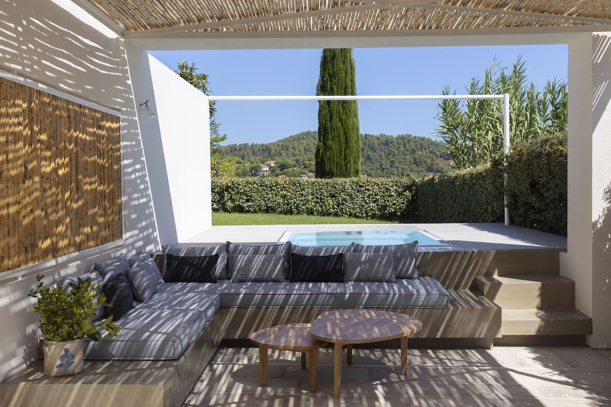 Kamar Superior, jet tub, area taman | Seprai antialergi, brankas, Wi-Fi gratis, dan seprai linen