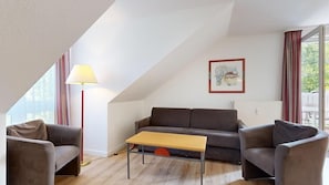 Apartament estàndard, 2 dormitoris, balcó | Sala d'estar | Televisor de pantalla plana de 32 polzades amb canals per cable 