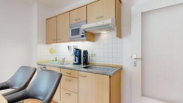 Tủ lạnh, lò vi sóng, bếp nấu, máy rửa bát