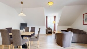 Appartement Standard, 2 chambres, balcon | Aire de séjour | Téléviseur à écran plat de 32 po avec télévision par câble, téléviseur