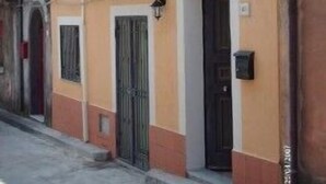 A two-story building with a balcony, a door, and a window. - Don Diego (Linguaglossa)