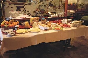 Petit déjeuner continental (7 EUR par personne)