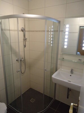 Shower, free toiletries, hair dryer, towels - Hotel Ottersleben (Magdeburg)