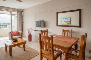 Departamento estándar, 2 habitaciones, para no fumadores, vista a la ciudad | Sala de estar | Televisión 