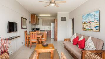 Departamento estándar, 2 habitaciones, para no fumadores, vista a la ciudad | Sala de estar | Televisión