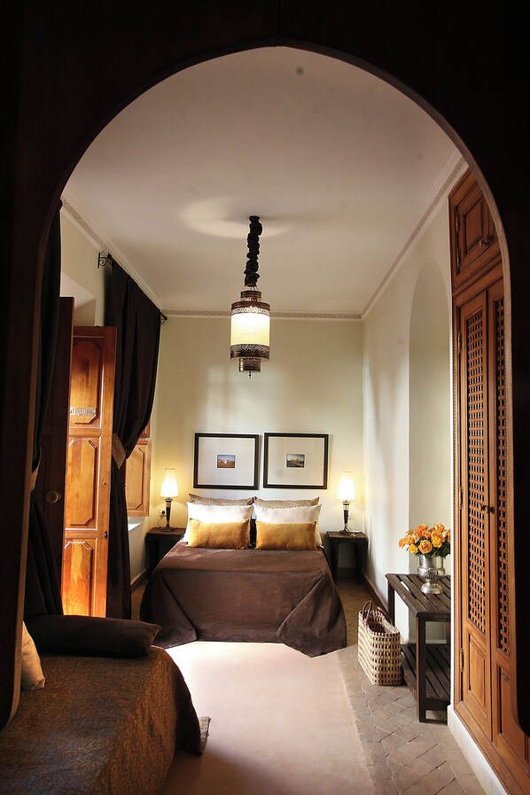 1 dormitorio, mobiliario individual, tabla de planchar con plancha