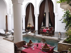 Frühstück, Mittagessen, Abendessen, Blick auf den Pool