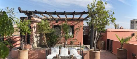 Se sirven desayunos, comidas y cenas con vista a la alberca