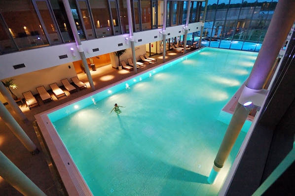 Indoor pool, 3 outdoor pools, open 7:00 AM to 10:00 PM, pool loungers - Resort Mark Brandenburg & Fontane Therme (Neuruppin)