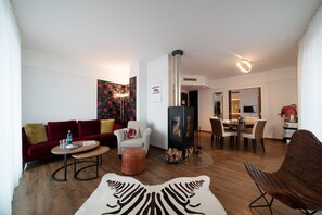 Suite – grand | Oppholdsområde | En 35-tommers TV med Parabol-TV