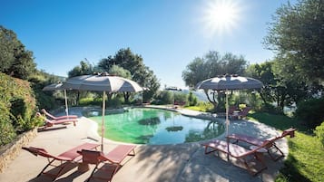 Außenpool (je nach Saison geöffnet), Sonnenschirme, Liegestühle