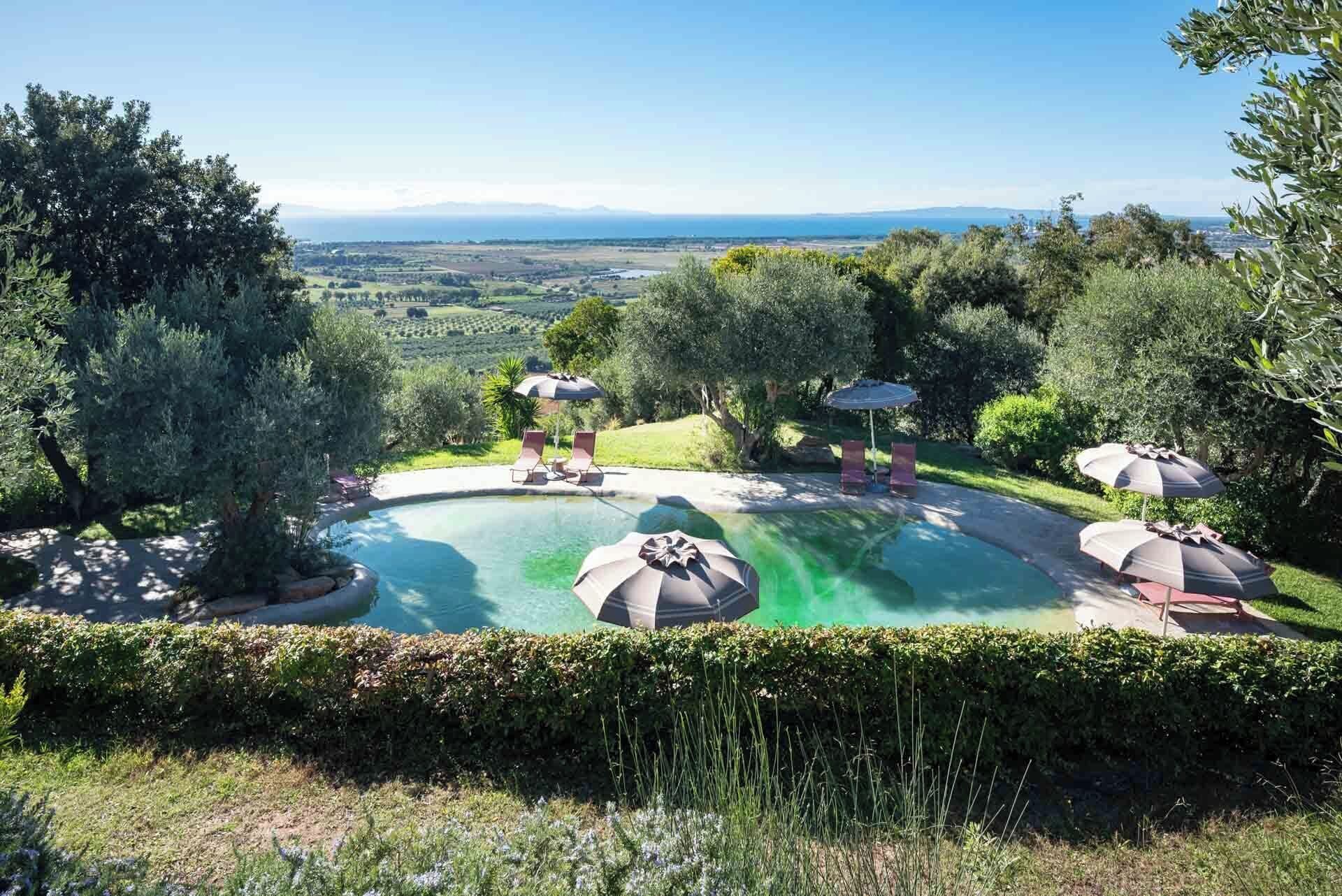 Een seizoensgebonden buitenzwembad, parasols voor strand/zwembad