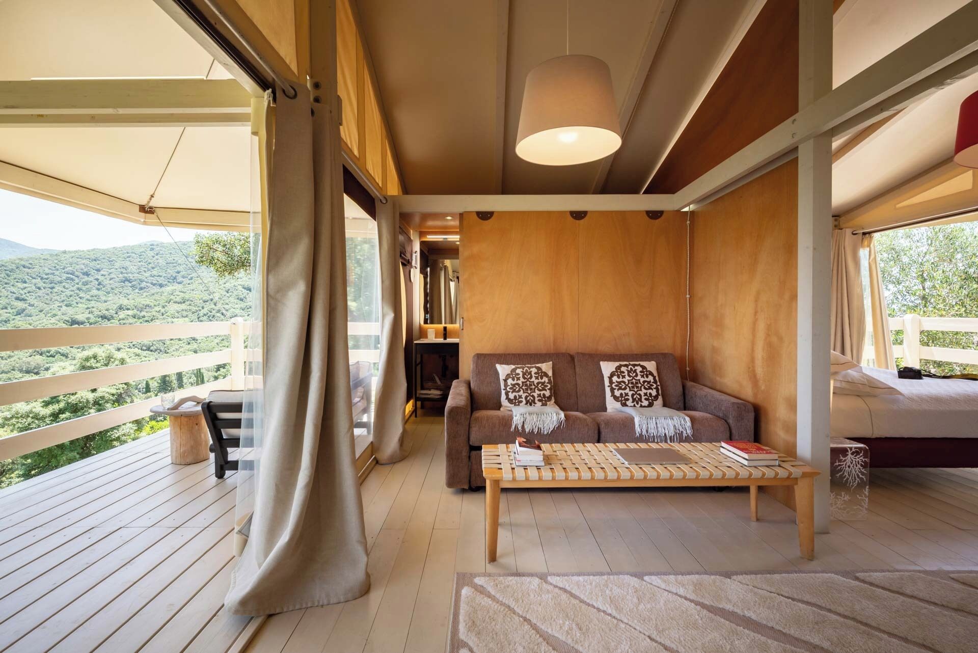 Tienda de campaña Deluxe, Terraza, vista a la colina | Ropa de cama de alta calidad, edredón, camas con pillow-top y minibar 