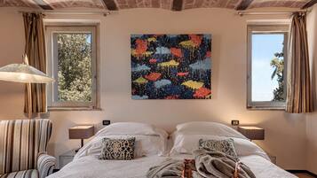 Suite Eksklusif, 1 Tempat Tidur King, pemandangan laut | Seprai premium, selimut bulu angsa, bantalan ekstra lembut, dan minibar