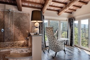 Suite Deluxe, 1 cama King size, vista parcial al mar | Ropa de cama de alta calidad, edredón, camas con pillow-top y minibar 