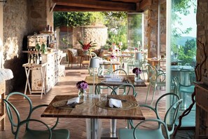 Lunch, dinner served; Italian cuisine, pool views - BeVedetta - Relais & Glamping - Adult Only (Scarlino)