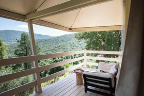 Deluxe-telt - terrasse - bakkeudsigt | Udendørsområde