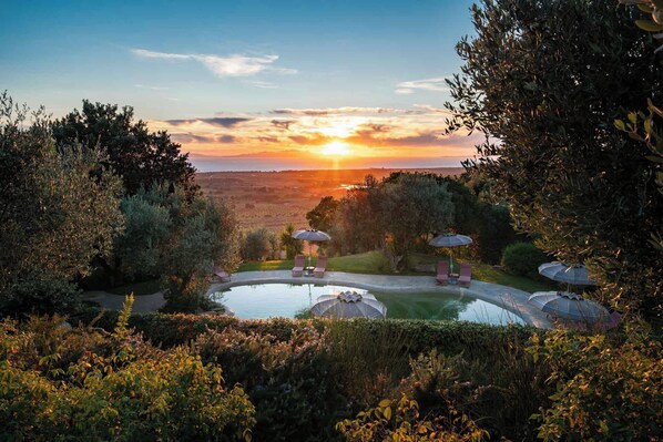 Seasonal outdoor pool, pool umbrellas, sun loungers - BeVedetta - Relais & Glamping - Adult Only (Scarlino)