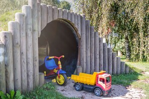 Children’s play area – outdoor