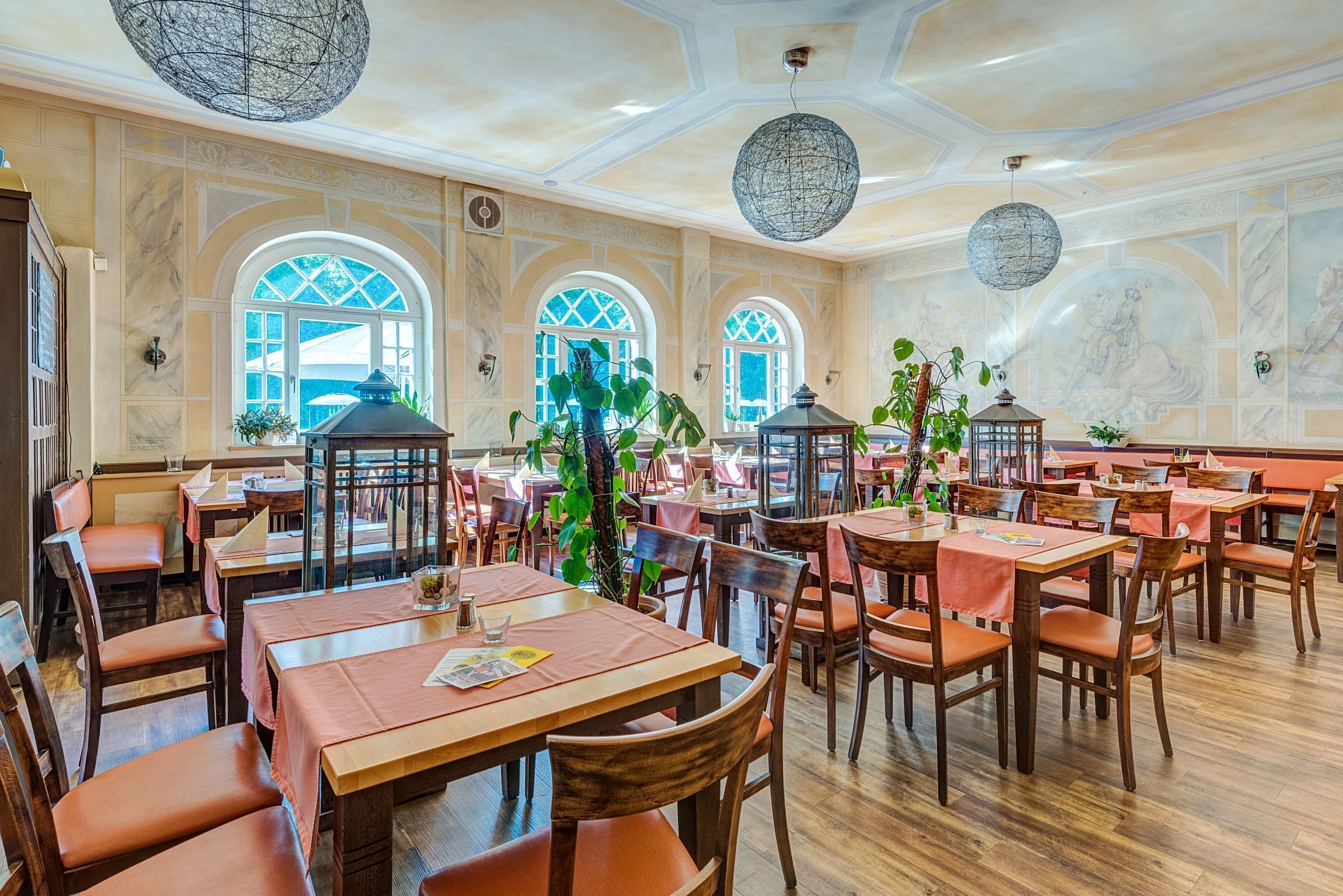 lunch, dinner served; international cuisine, al fresco dining