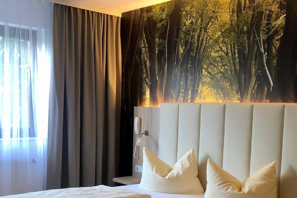 comfort single room | desk, blackout curtains, free wifi, bed sheets