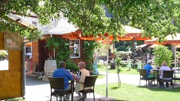 Serveert lunch, diner, internationale gerechten, buitendiner
