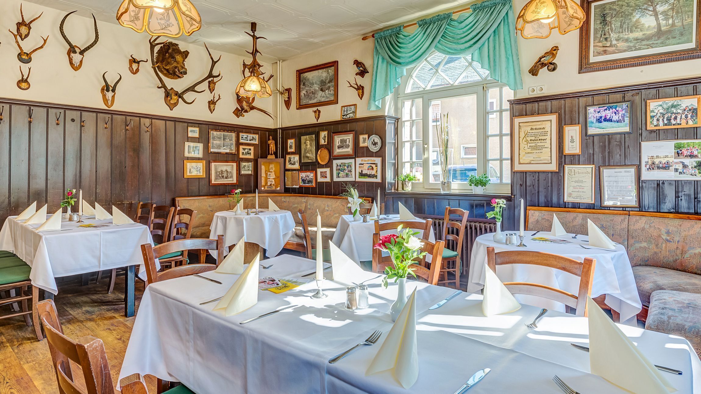 lunch, dinner served; international cuisine, al fresco dining