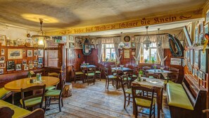 Déjeuner et dîner servis sur place, restauration en plein air 